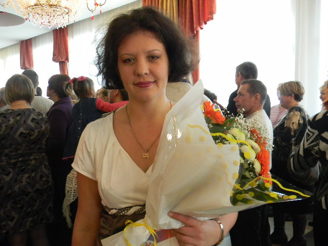 Ирина с цветами в фойе
